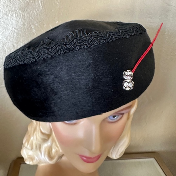 AMAZING 1950s\' BLACK FURRY FELT HAT -  CORDE TRIM & 2 RED QUILLS/RHINESTONES main image 12